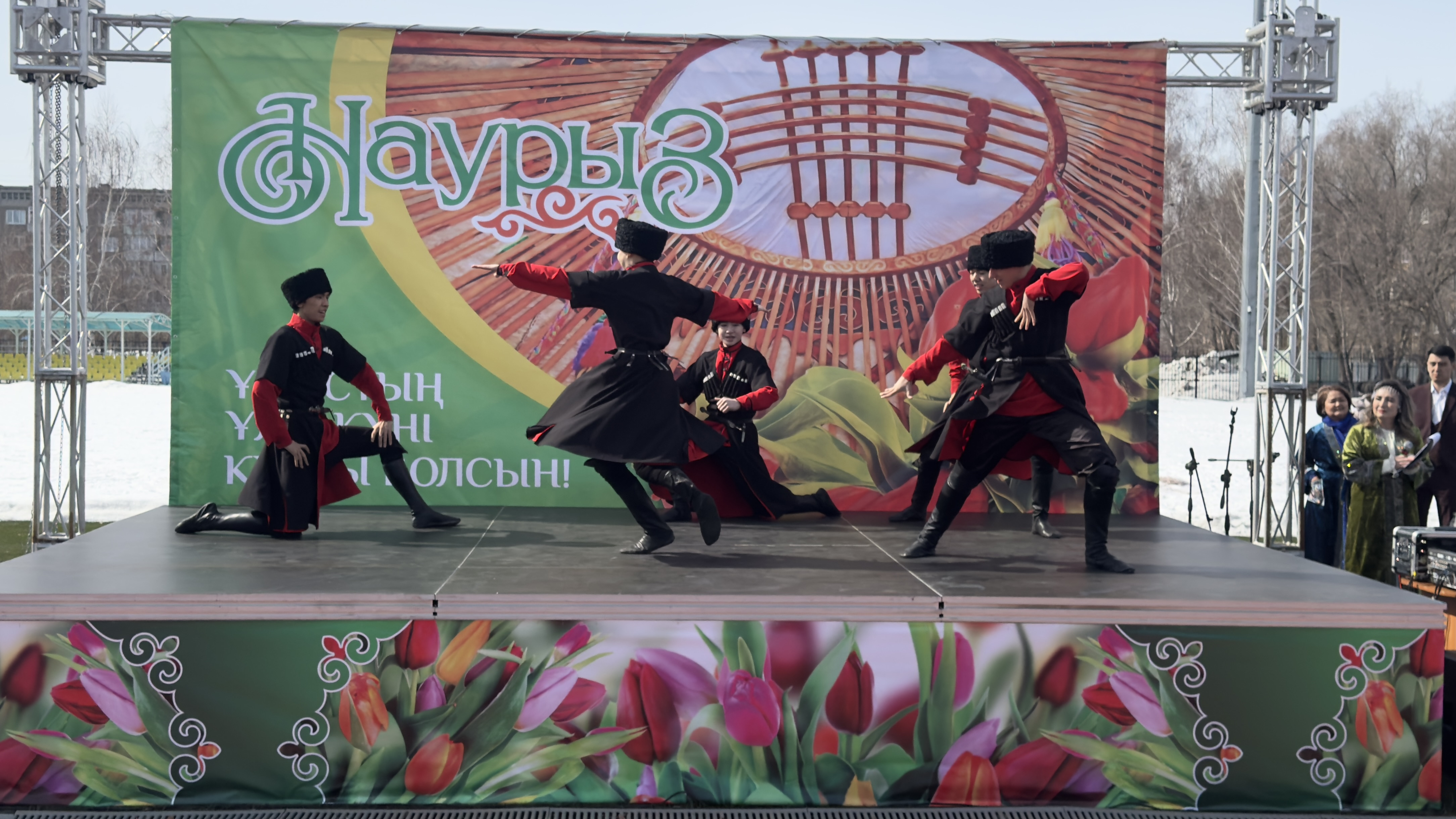 Наурыз на стадионе "Титан": Праздник единства и весеннего обновления.